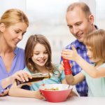 семья готовит ужин