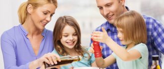 семья готовит ужин