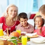 Семья за столом