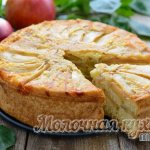 Шарлотка с яблоками, выпеченная в духовке - пышная и вкусная