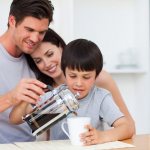 школьник наливает кофе