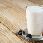 смузи из кефира в стакане и сухофрукты