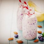 Смузи с бананом черникой и миндалём