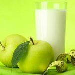 Стакан кефира с яблоками и лентой