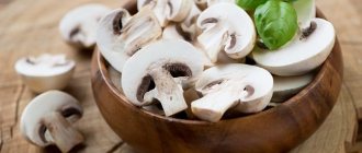 свеэие шампиньоны, нарезанные пластинками, в мисочке на пне