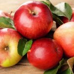 свежие красные яблоки с листвой