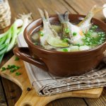 Уха из горбуши, головы и хвоста. С пшеном, рисом, перловкой. Рецепты на костре, в мультиварке