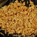 Употребление риса, особенно бурого, благотворно влияет на организм и способствует снижению веса