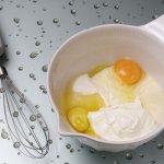 В миску выложить творог, сметану, яйца, манку, сахар и ваниль