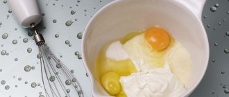 В миску выложить творог, сметану, яйца, манку, сахар и ваниль