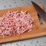 Ветчину порезать соломкой