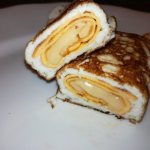 Яичный рулет с сыром на сковороде