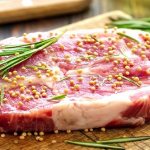 Замариновать мясо для жарки на сковороде очень просто