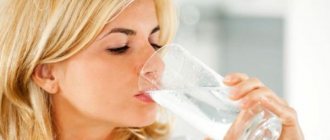 Женщина пьет воду