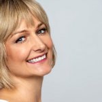 Женщина улыбается